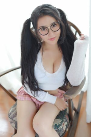 三更2饺子趴桌子